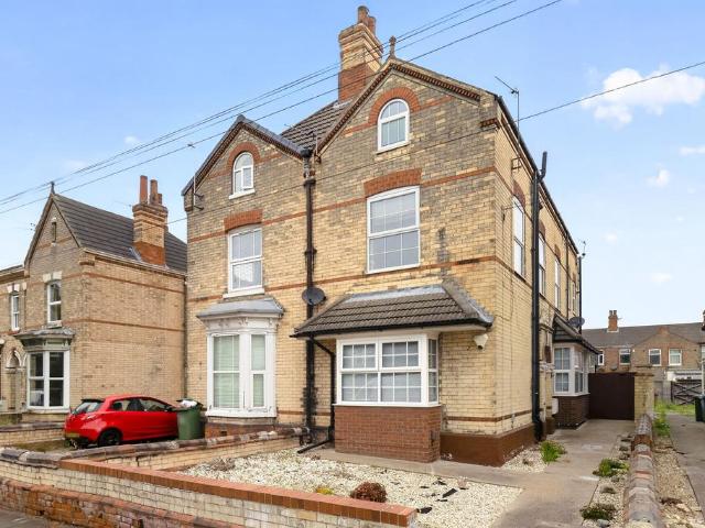 3 bedroom flat for sale