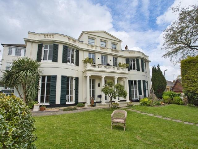 2 bedroom flat for sale