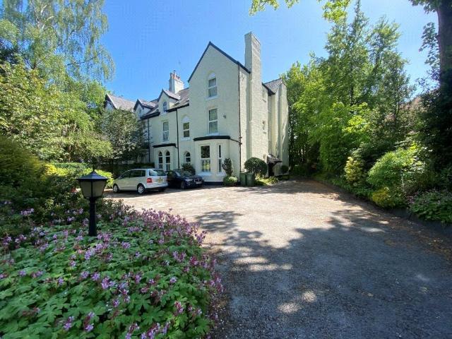 2 bedroom flat for sale