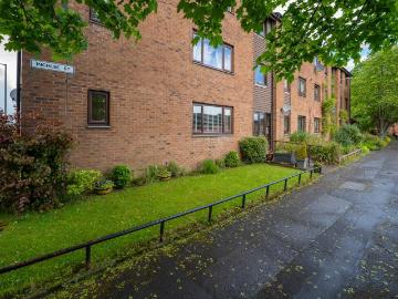 Flat for sale in Whiteinch Glasgow - Equipped kitchen