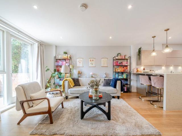2 bedroom flat for sale