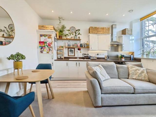 2 bedroom flat for sale