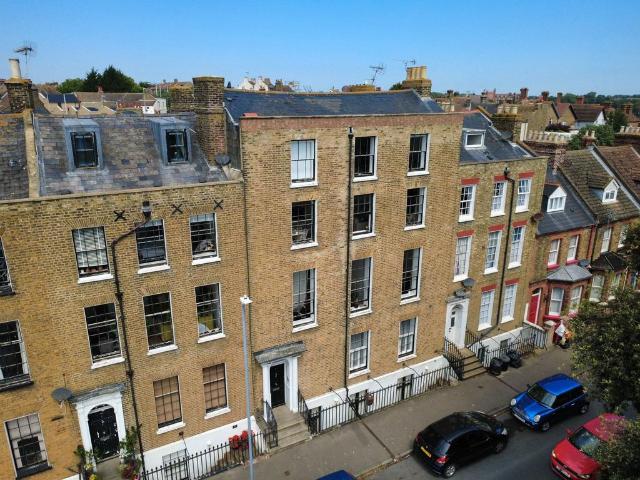 2 bedroom flat for sale