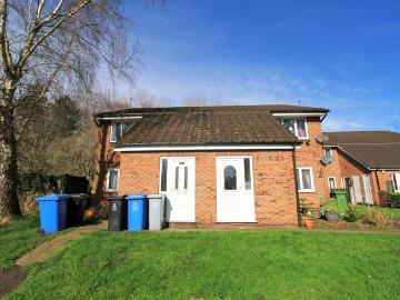 Ashton upon Mersey, M33 - Garden, Parking