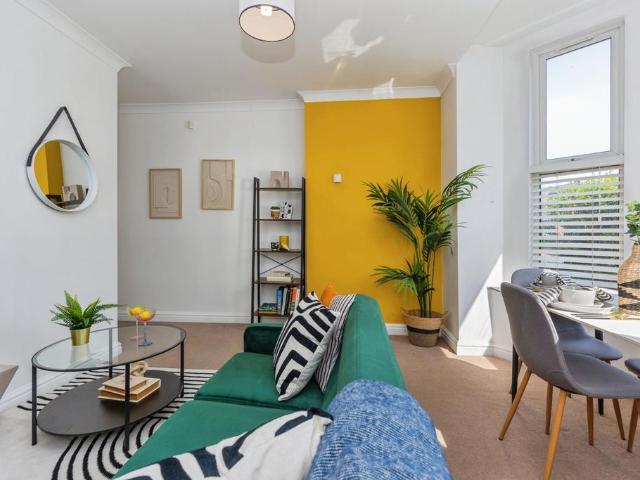 2 bedroom flat for sale
