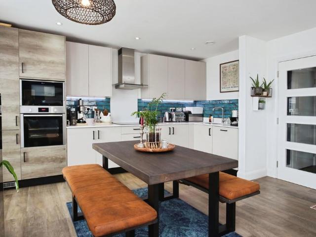 2 bedroom flat for sale