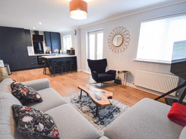 2 bedroom flat for sale
