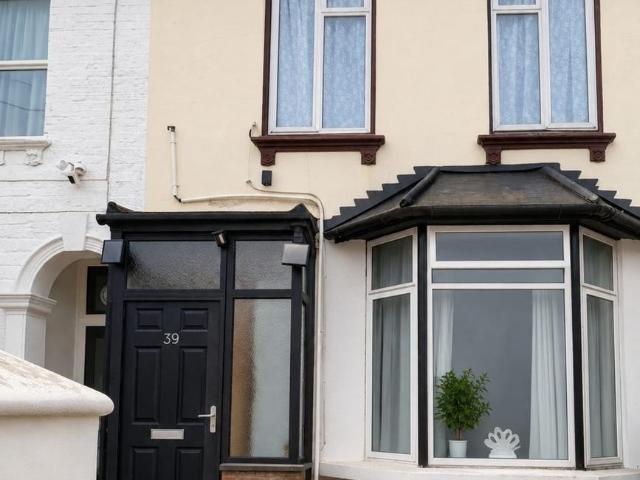 4 bedroom flat for sale