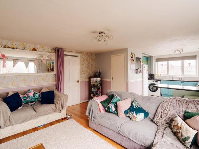 2 bedroom flat for sale