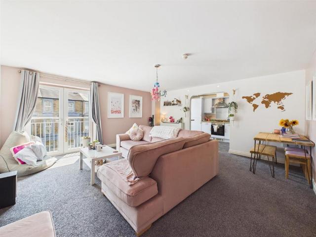 2 bedroom flat for sale