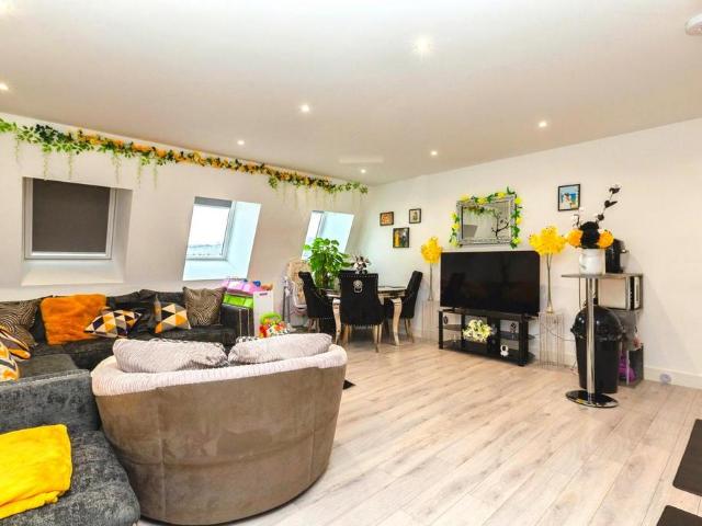 2 bedroom flat for sale