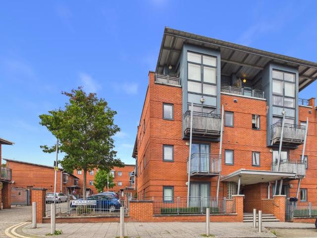 2 bedroom flat for sale