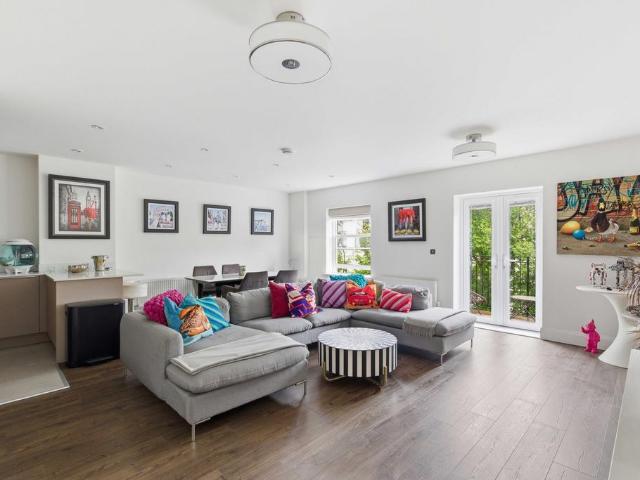 2 bedroom flat for sale