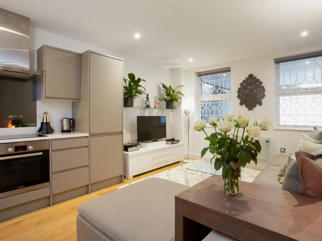 2 bedroom flat for sale