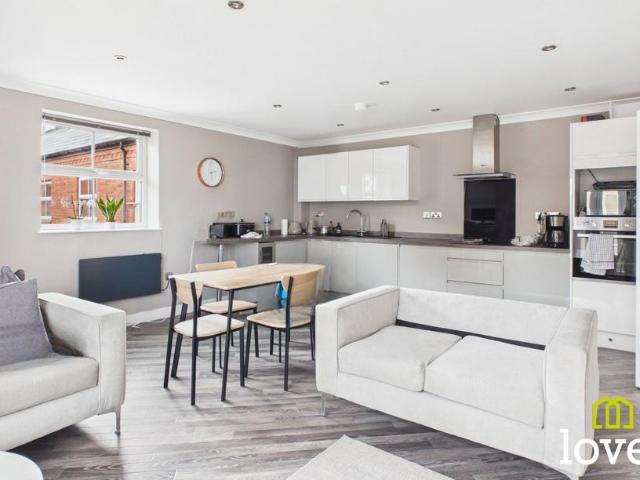 2 bedroom flat for sale
