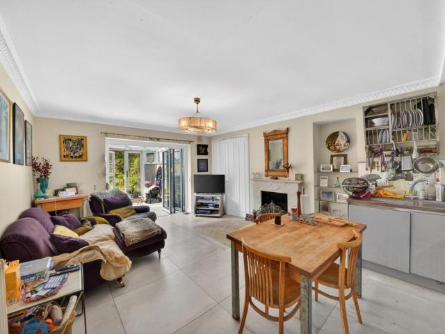 3 bedroom flat for sale