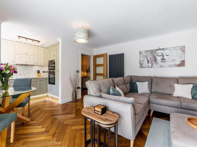 2 bedroom flat for sale