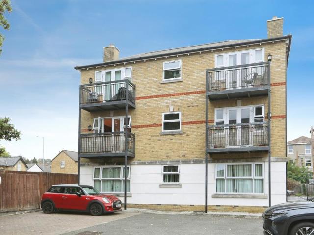 2 bedroom flat for sale