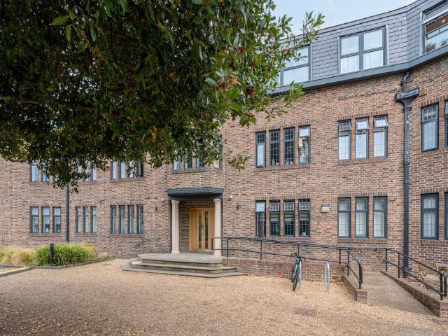 2 bedroom flat for sale