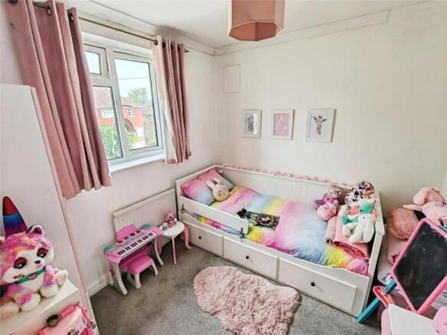 2 bedroom flat for sale in Vale Drive, Chatham, Kent, ME5