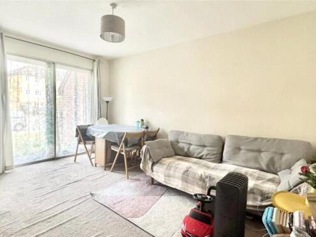 2 bedroom flat for sale in Admirals Court, Rose Kiln Lane, Reading, Berkshire, RG1