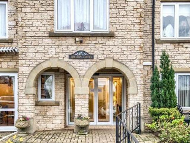 2 Bedroom Flat For Sale In Broadway, Worcestershire