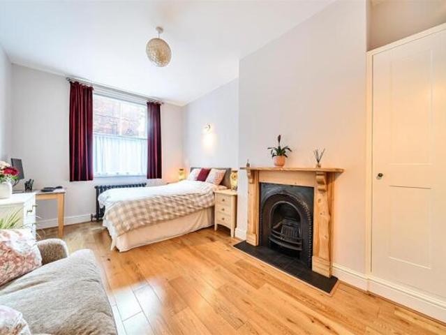 2 bedroom flat for sale in Bromham Road, Bedford, MK40