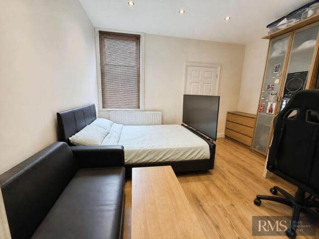 2 bedroom flat for sale in Chillingham Road, Newcastle Upon Tyne, NE6