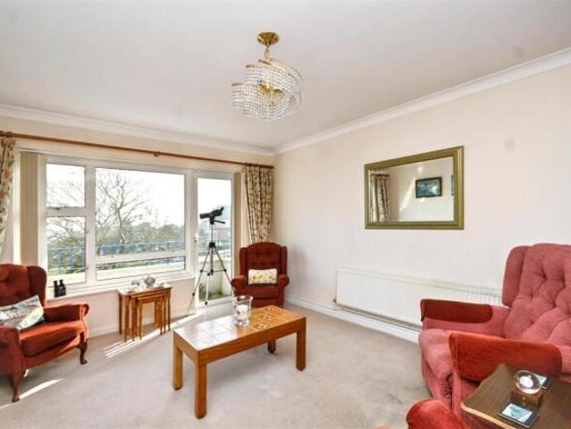 2 bedroom flat for sale in Cliff Road, Eastbourne, BN20