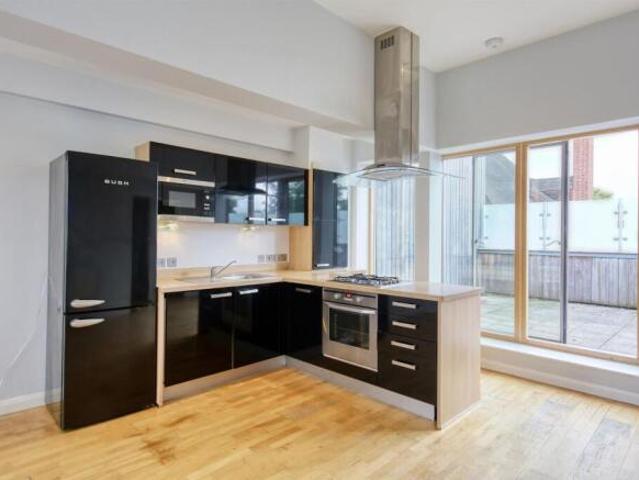 2 bedroom flat for sale in Gordon Road, Nunhead, SE15