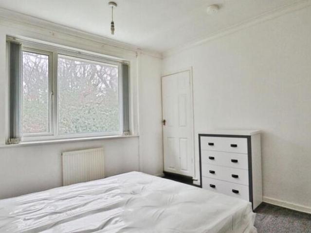2 bedroom flat for sale in Iveson Drive, Leeds, LS16