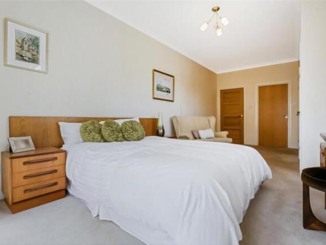 2 bedroom flat for sale in Mains Avenue, Giffnock, Glasgow, East Renfrewshire, G46