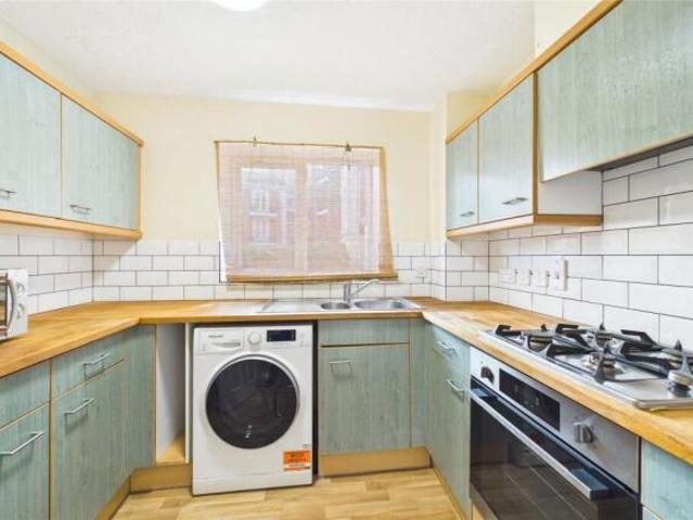 2 bedroom flat for sale in Shelley Court, 46 London Road, Reading, Berkshire, RG1