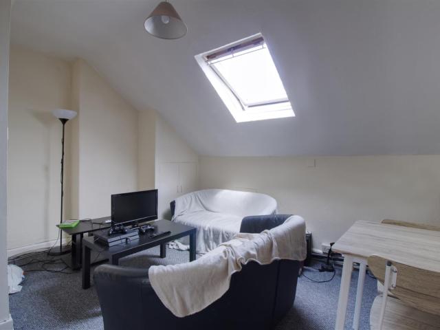 2 Bedroom Flat for rent at Flat 7 156 Otley Road, Oakwood Court, Headingley