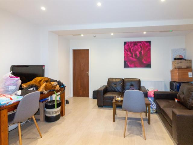 2 Bedroom Flat for rent at Royal Park Terrace, Hyde Park, Leeds
