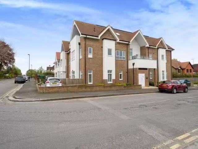 2 bedroom flat for rent in 31 Russell Hill, Purley, CR8