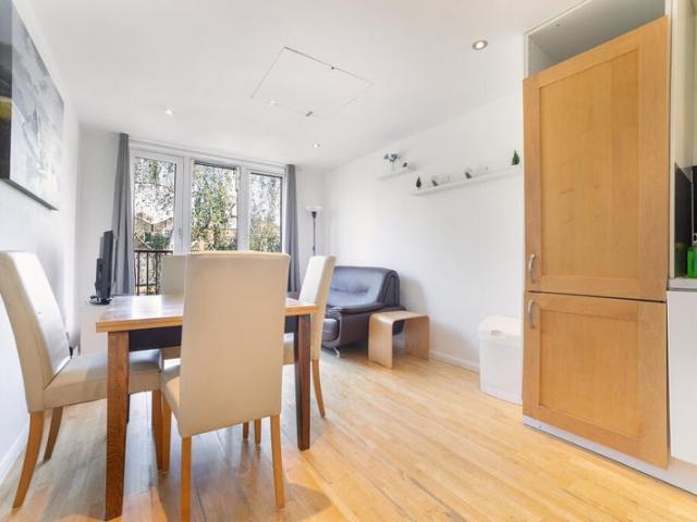 2 bedroom flat for rent in Tavistock Crescent!