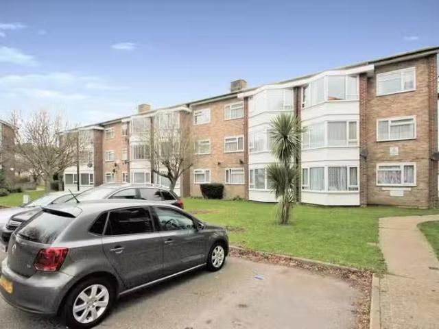 2 bedroom flat for rent in The Causeway, Goring by sea, Worthi.