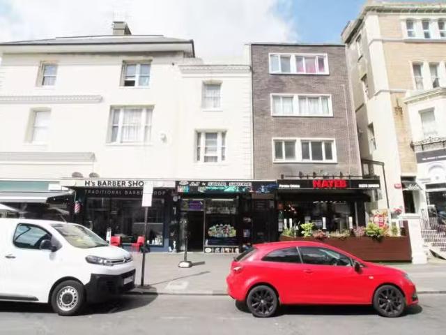 2 bedroom flat for rent in The Drive, Hove, East Susinteractio.
