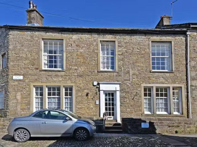 2 bedroom flat for rent in The Square, Grassington, BD23
