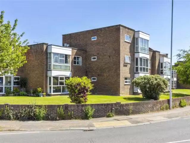 2 bedroom flat for rent in The Strand, Goring by Sea, Worthing.