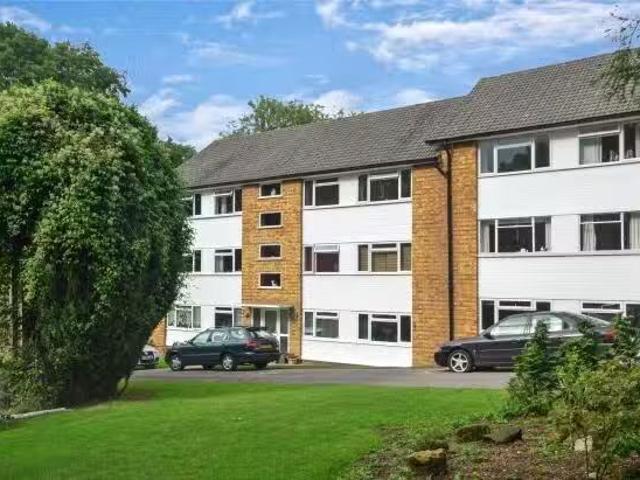 2 bedroom flat for rent in Tupwood Lane, Caterham, CR3