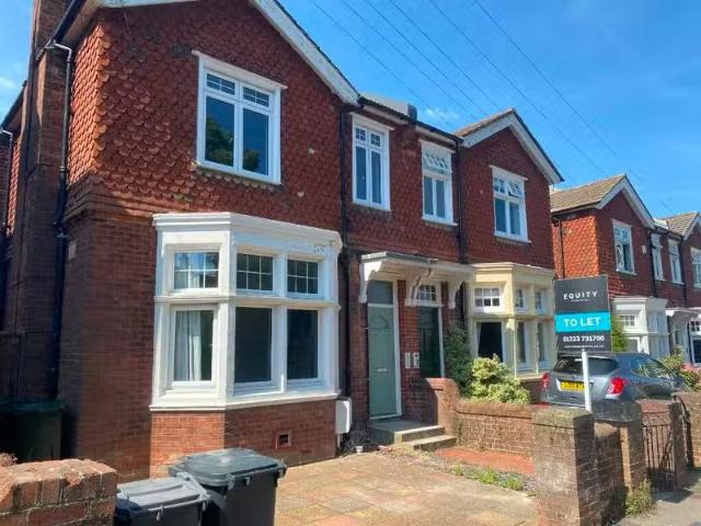 2 bedroom flat for rent in Vicarage Drive, Eastbourne, East Su.