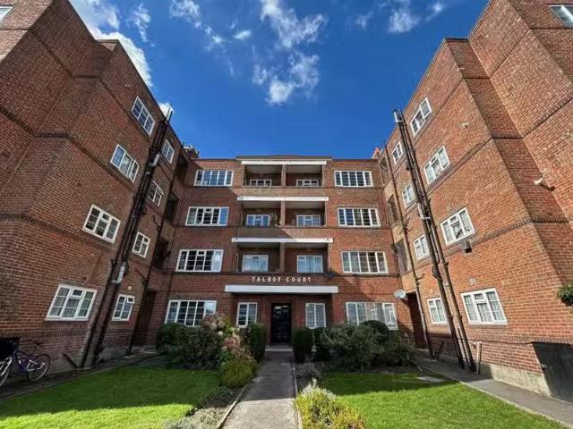 2 bedroom flat for rent in Wimborne Road, Bournemouth, BH9