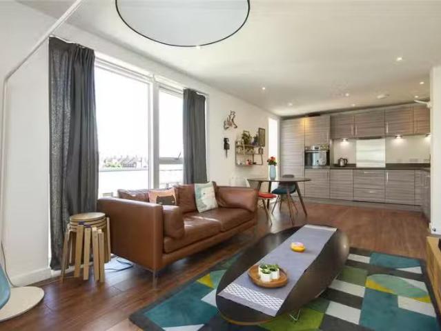 2 bedroom flat for rent in Atkins Square, Dalston Lane, Hackne.