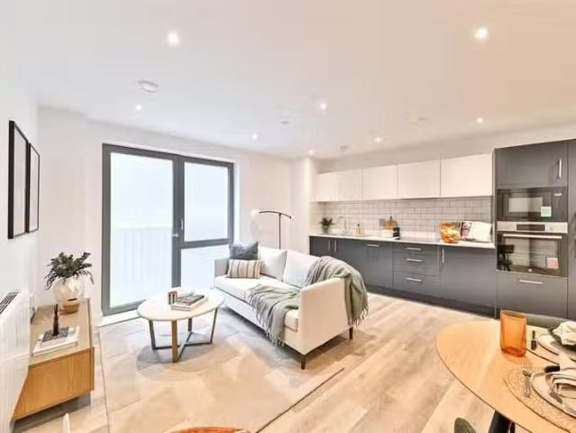 2 bedroom flat for rent in Bank Street, Gravesend, Kent, DA12
