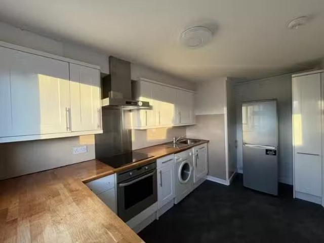 2 bedroom flat for rent in Barntongate Avenue, Edinburgh, EH4