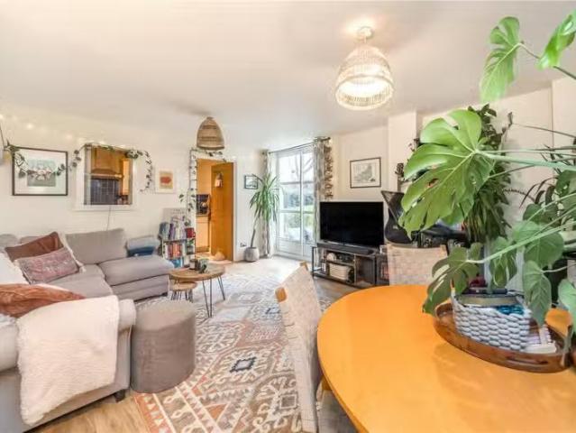 2 bedroom flat for rent in Barrier Point Road, London, E16