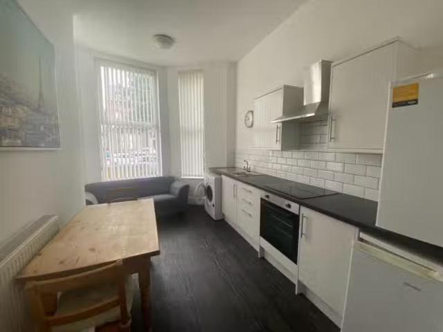 2 bedroom flat for rent in Bentley Road, Toxteth, Liverpool.