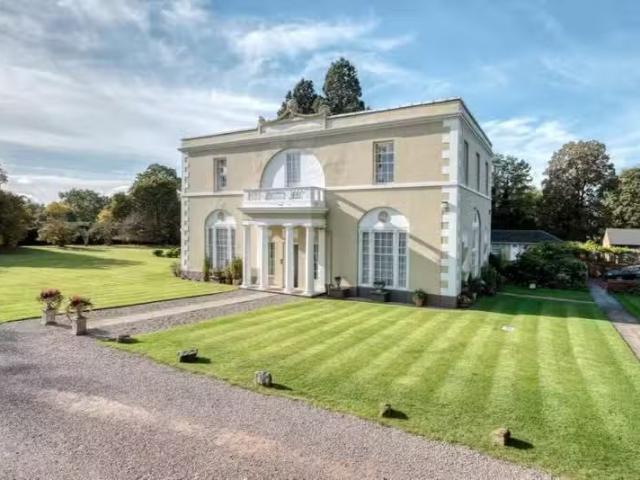 2 bedroom flat for rent in Beoley Hall, Icknield Street, Beole.